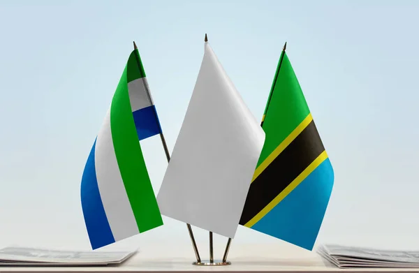 Sierra Leone Tanzania Och Vit Flagga Monter Med Papper — Stockfoto
