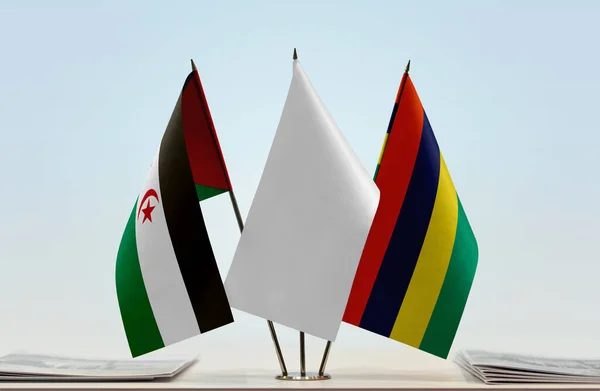 Sadr Маврикий Белый Флаг Стенде Бумагами — стоковое фото