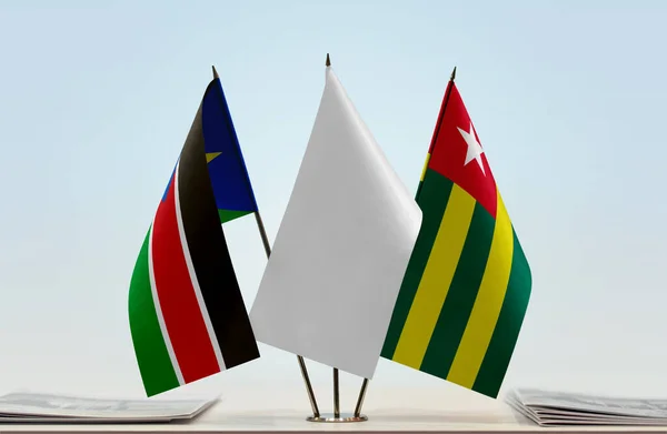 Södra Sudan Togo Och Vit Flagga Monter Med Papper — Stockfoto