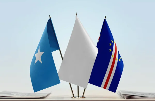 Somalie Cap Vert Drapeau Blanc Sur Stand Avec Des Papiers — Photo