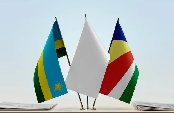 Rwanda Seychellerna Och Vit Flagga Monter Med Papper — Stockfoto