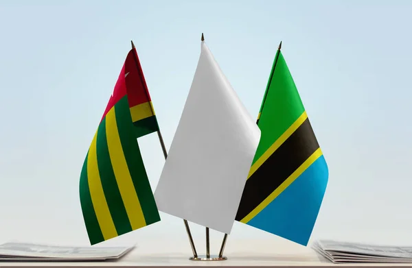 Togo Tanzania Och Vit Flagga Monter Med Papper — Stockfoto