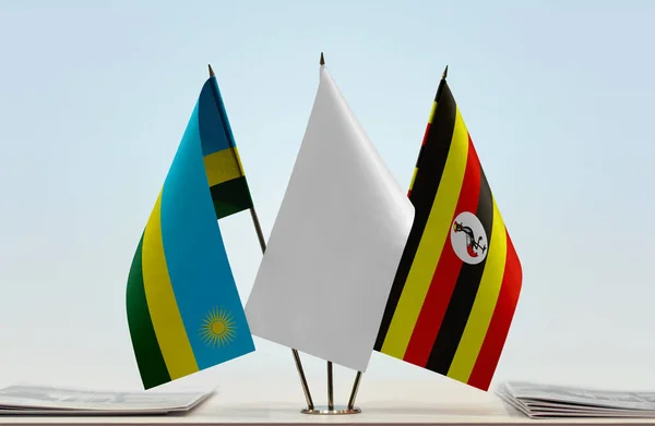 Rwanda Uganda Och Vit Flagga Monter Med Papper — Stockfoto