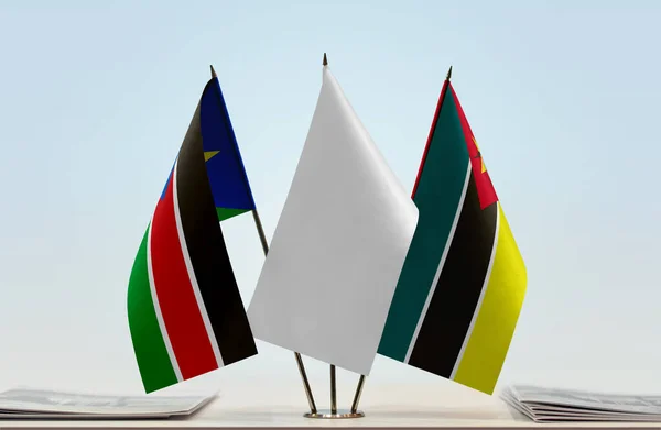 Sudán Del Sur Mozambique Bandera Blanca Stand Con Papeles — Foto de Stock