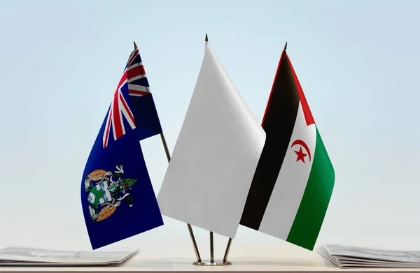 Тристан Кунья Сахарская Арабская Демократическая Республика Белые Флаги Стенде Бумагами — стоковое фото
