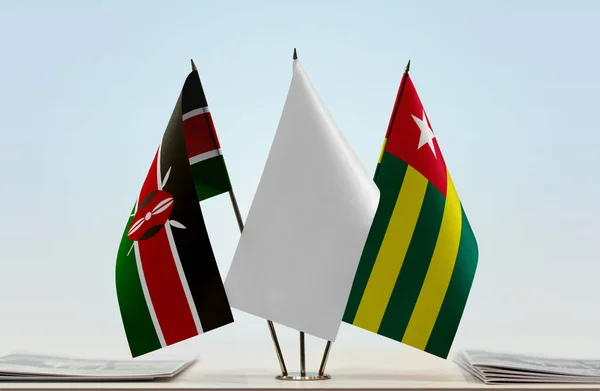 Kenya Togo Och Vita Flaggor Monter Med Papper — Stockfoto