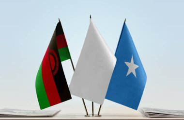 Somali ve beyaz bayraklar kağıtlarla ayakta