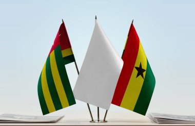Togo, Gana ve beyaz bayrak kağıtların yanında.
