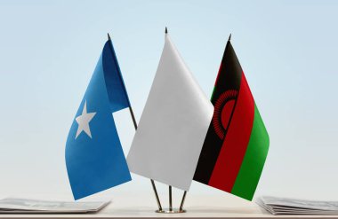 Somali, Malawi ve beyaz bayrak kağıtların yanında.