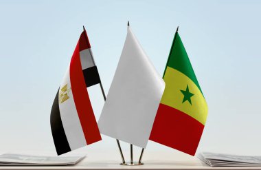 Mısır Senegal ve beyaz bayraklar kağıtlarla ayakta