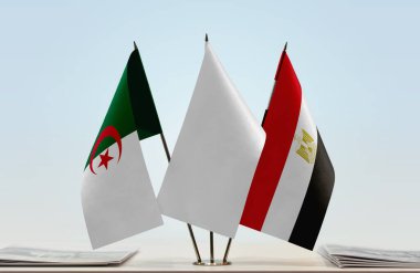 Cezayir Mısır ve beyaz bayraklar kağıtlarla ayakta