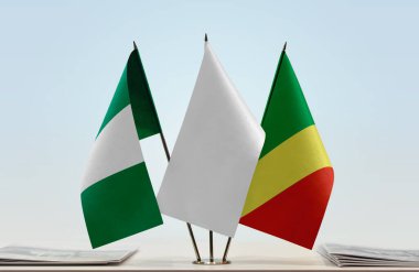 Nijerya ROC ve beyaz bayraklar belgelerle ayakta  