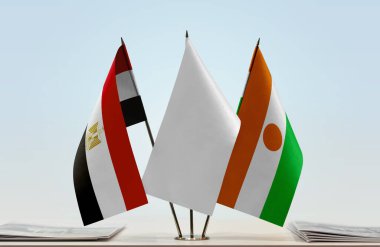 Mısır Nijer ve beyaz bayraklar kağıtlarla ayakta