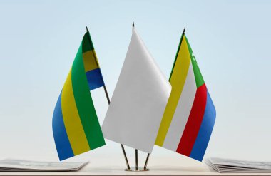 Gabon Komoroları ve beyaz bayraklar kağıtlarla ayakta