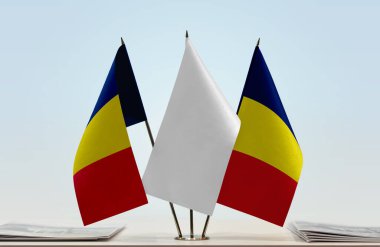 Chad ve beyaz bayraklar kağıtlarla ayakta