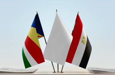 Seyşeller, Mısır ve beyaz bayrak kağıtlarla ayakta