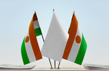 Nijer ve beyaz bayraklar kağıtlarla ayakta