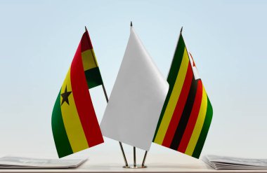Gana Zimbabwe ve beyaz bayraklar kağıtlarla ayakta duruyor