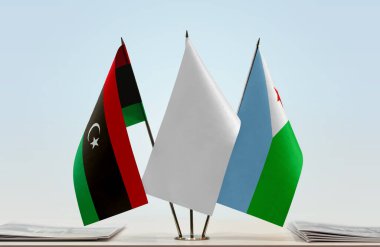 Libya Cibuti ve beyaz bayraklar belgelerle ayakta