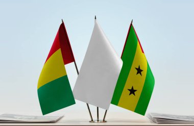 Gine Sao Tome, Principe ve evraklarla birlikte beyaz bayraklar.