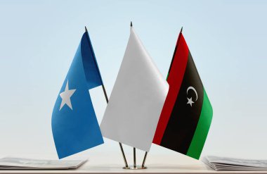 Somali, Libya ve beyaz bayrak kağıtlarla ayakta