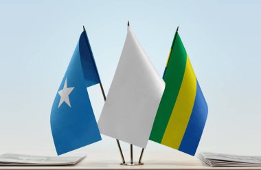 Somali, Gabon ve beyaz bayrak kağıtların yanında.