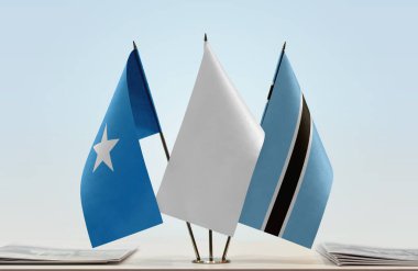 Somali, Botsvana ve beyaz bayrak kağıtların yanında.