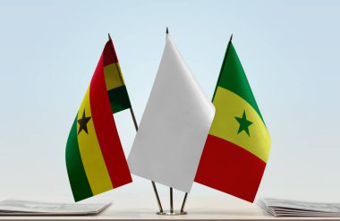 Gana Senegal ve beyaz bayraklar evraklarla ayakta