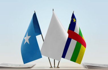 Somali, araba ve beyaz bayrak evraklarla birlikte.