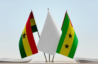 Gana Sao Tome, Principe ve evraklarla birlikte beyaz bayraklar.