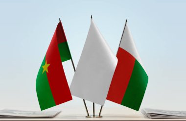 Burkina Faso Madagaskar ve evraklarla birlikte beyaz bayraklar
