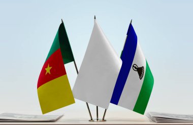 Kamerun Lesotho ve beyaz bayraklar kağıtlarla ayakta
