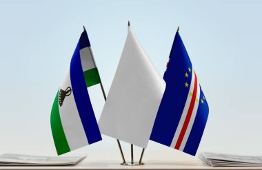 Lesotho Cape Verde ve beyaz bayraklar kağıtlarla beklemede