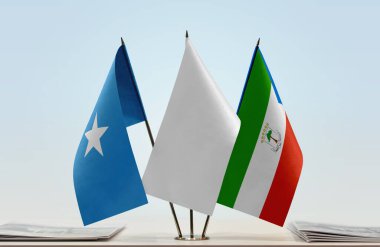 Somali, Ekvator Ginesi ve beyaz bayrak kağıtlarla birlikte beklemede.