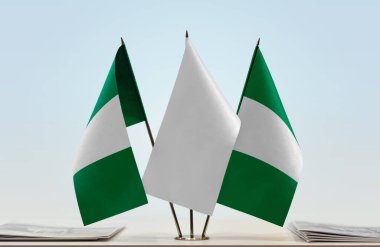 Nijerya ve beyaz bayraklar kağıtlarla ayakta