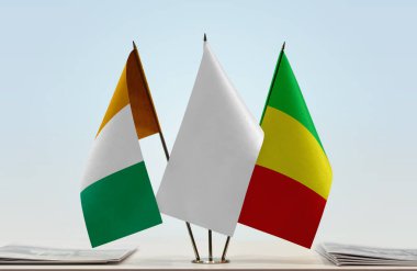 Fildişi Sahili Mali ve beyaz bayraklar kağıtlarla birlikte duruyor