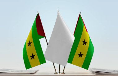Sao Tome, Principe ve beyaz bayraklar kağıtların yanında.