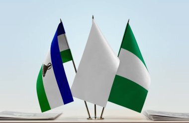 Lesotho Nijerya ve beyaz bayraklar kağıtlarla ayakta duruyor