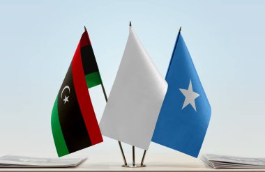 Libya Somali ve beyaz bayraklar belgelerle ayakta