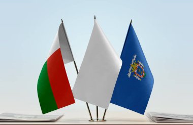 Madagaskar Melilla ve beyaz bayraklar evraklarla ayakta.
