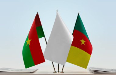 Burkina Faso Kamerun ve evraklarla birlikte beyaz bayraklar