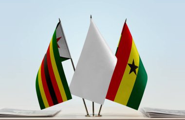 Zimbabwe, Gana ve beyaz bayrak kağıtlarla birlikte ayakta.