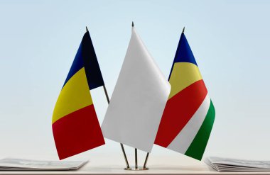 Chad Seyşeller ve beyaz bayraklar masada gazetelerle