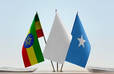 Etiyopya Somali ve beyaz bayraklar kağıtlarla ayakta duruyor