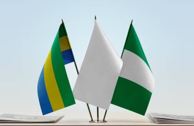 Gabon Nijerya ve beyaz bayraklar kağıtlarla ayakta
