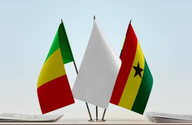 Mali Gana ve beyaz bayraklar kağıtlarla ayakta