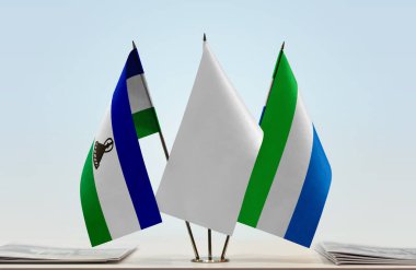 Lesotho Sierra Leone ve evraklarla birlikte beyaz bayraklar.