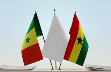 Senegal, Gana ve beyaz bayrak kağıtların yanında.