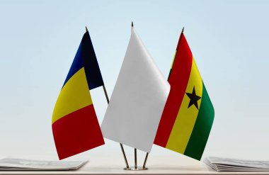 Chad Gana ve beyaz bayraklar masada gazetelerle