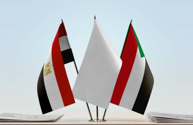Mısır Sudan ve beyaz bayraklar kağıtlarla ayakta